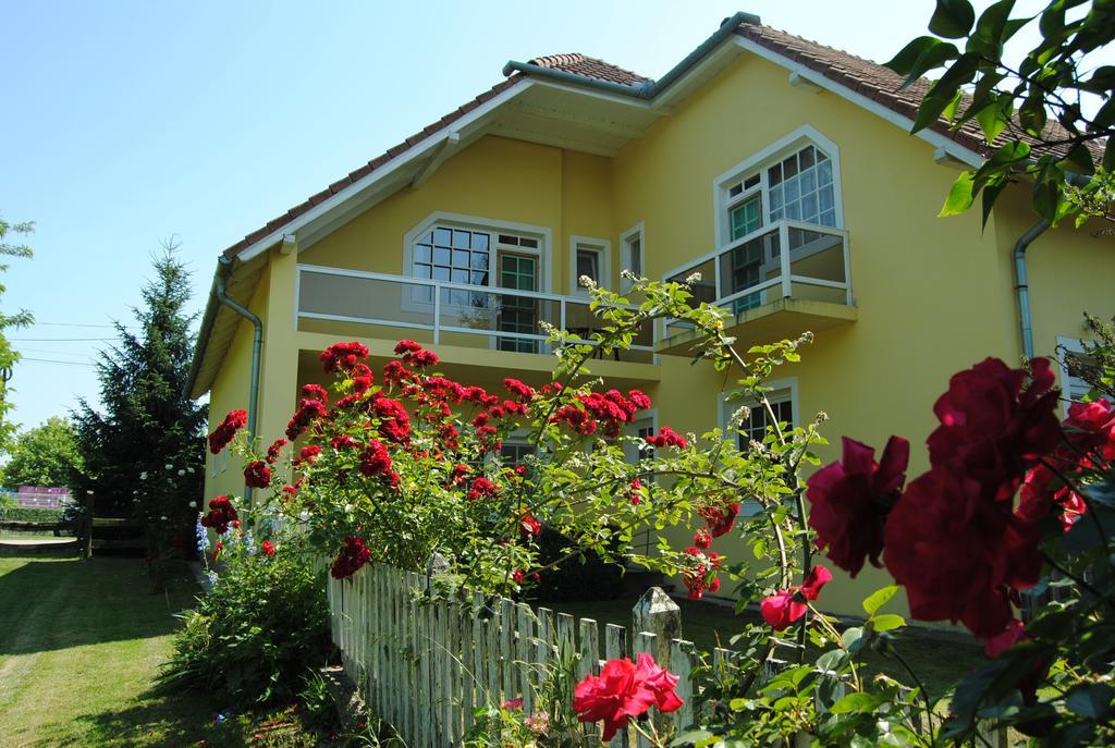 Villa Hedi Panzió Dunakiliti Exterior foto